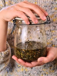 Frasco con vinagre medicinal